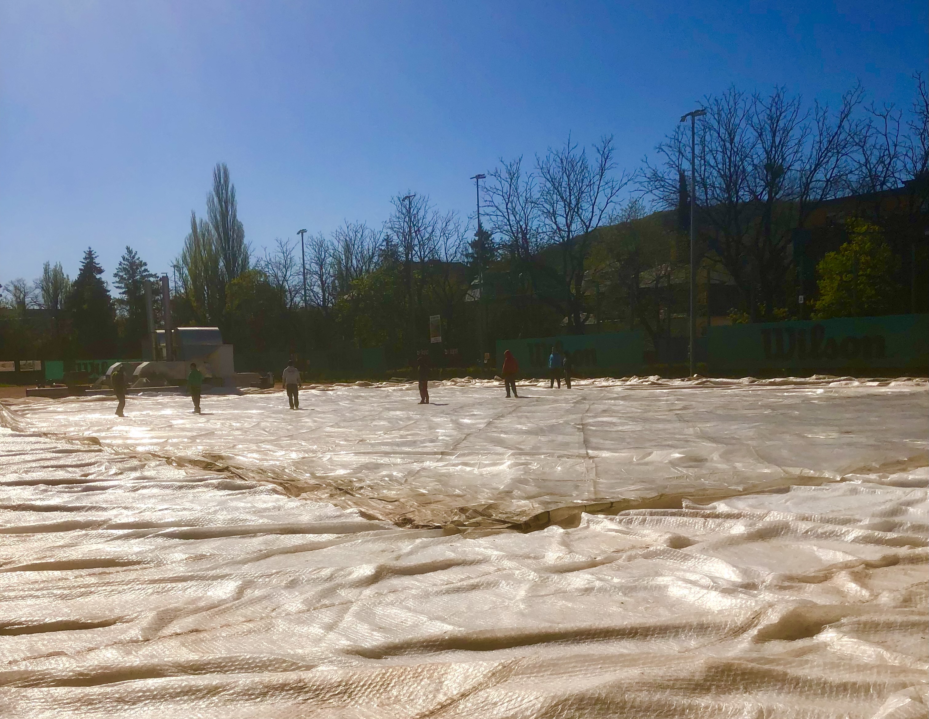 Sátrak már lent, készülnek a pályák!